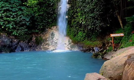 10+ Tempat Wisata di Ciater Subang, Cocok untuk Rekreasi Keluarga 8 curug biru